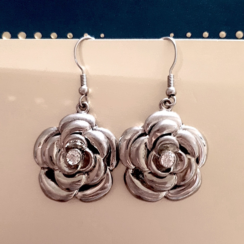 5/$25 Vintage Silvertone Flower Dangling Earrings